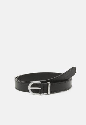 Czarny skórzany pasek zwinięty z srebrną metalową klamrą i logo Calvin Klein na klamrze oraz końcówce paska.