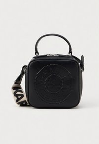 Čierna štvorcová kabelka z hladkej kože s perforovaným logom, horným držadlom a kontrastným remienkom s názvom značky.