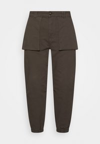 Ciemnooliwkowe spodnie o luźnym kroju, z szeroką przednią klapką kieszeni, ściągaczami na końcach nogawek oraz zapięciem na guzik w pasie.