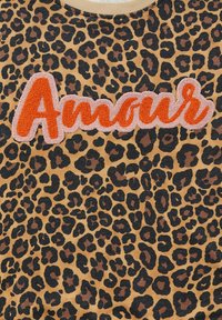 Beige sweatshirt met luipaardprint, voorzien van een verhoogde "Amour" grafiek in oranje en roze. Zachte textuur, ronde halslijn en casual pasvorm.