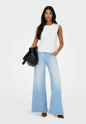 ONLY MIT WEITEM ONLCALIFORNIA MITTLERE TAILLE  - Jean flare - light blue denim