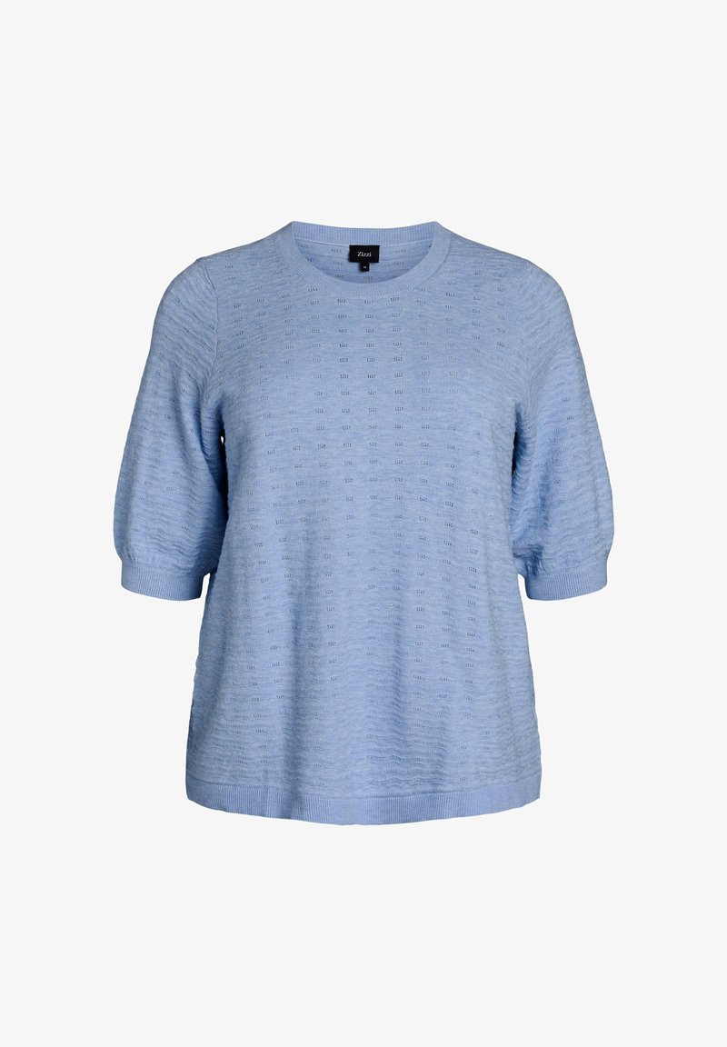 Svetlo modra pletena majica s kratkimi napihnjenimi rokavi. Ponaša se z teksturiranim vzorcem in rebrastim vratnim izrezom ter manšetami. Silhueta sproščenega kroja.