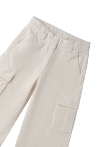 Pantaloni cargo color crema realizzati in materiale rigato, con vita aderente, due tasche laterali e due tasche applicate sulle cosce.