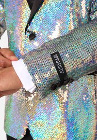 Blazer z flitrami s multicolorným reflexným povrchom, čiernymi gombíkmi a bielym manžetom. Viditeľná značka na rukáve "OPPOSUITS".