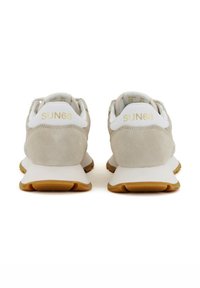 Baskets en daim beige avec des accents blancs, dotées d'une semelle en caoutchouc et portant le logo embossé "SUN68" sur le talon, conçues pour le confort et le style.