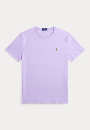 Lavendelfarget T-skjorte med korte ermer og rund hals, med lite brodert Polo Ralph Lauren-logo på venstre bryst.