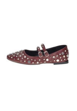 Scarpina di balletto maroon piatta con doppie cinghie a fibbia, decorata con borchie di forma rotonda e conica in argento.