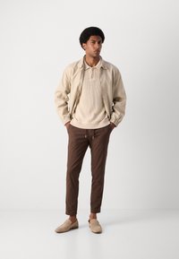 Lindbergh DRAWSTRING PANTS - Pantaloni - deep brown