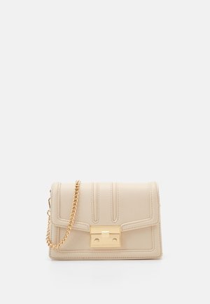 Sac à main en cuir beige avec une anse en chaîne dorée, présentant des rayures cousues et une fermeture à clip dorée. Forme rectangulaire compacte.