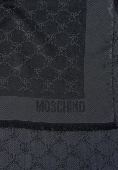 Čierny hodvábny šál s hexagonálnym vzorom a logami, zakončený strapcami. Na spodnej strane je nápis „Moschino“.
