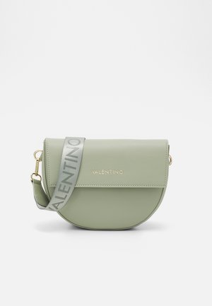 Zelená kabelka přes rameno z umělé kůže s zaobleným tvarem, zlatými detaily a páskem s logem. Hladký povrch, minimalistický design s klopovým zapínáním.