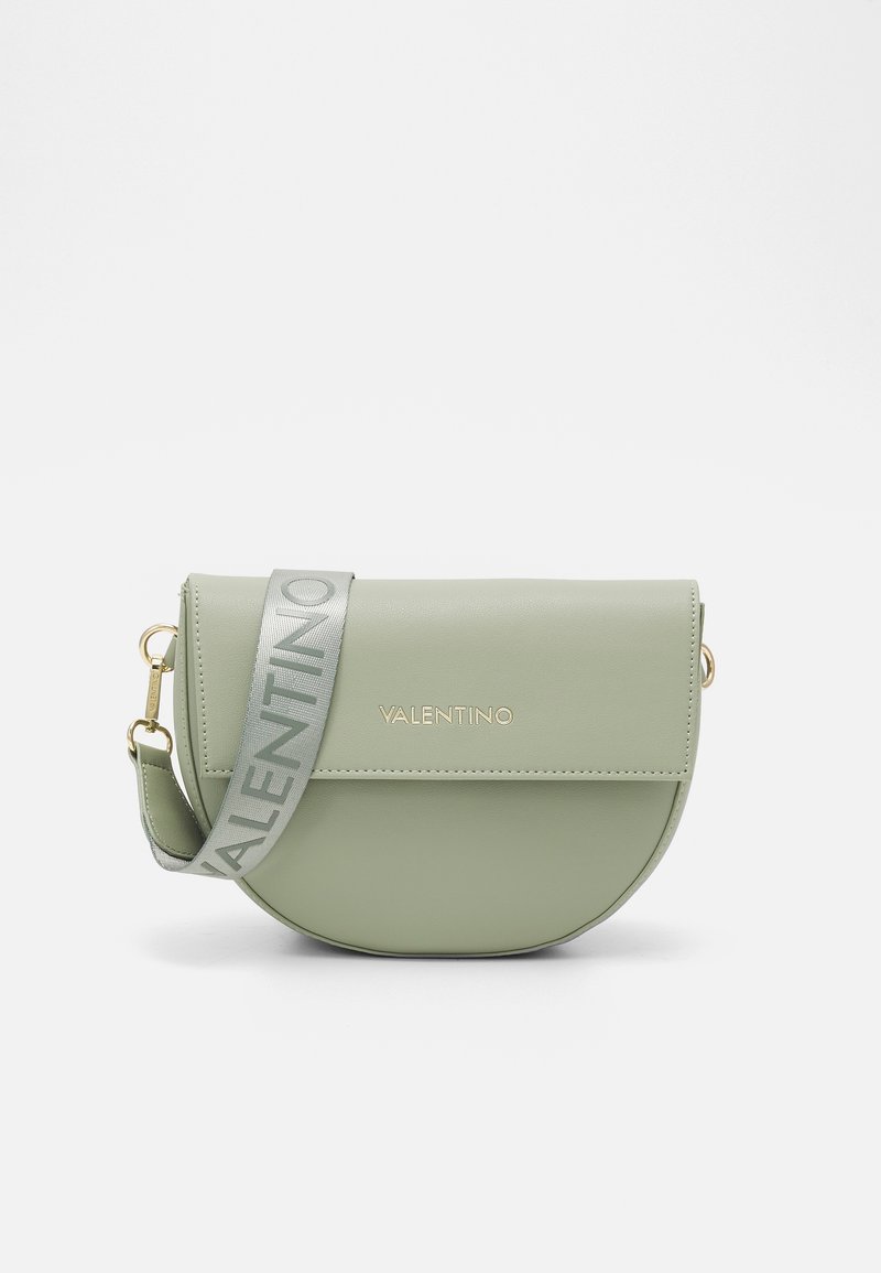 Zelená kabelka přes rameno z umělé kůže s zaobleným tvarem, zlatými detaily a páskem s logem. Hladký povrch, minimalistický design s klopovým zapínáním.