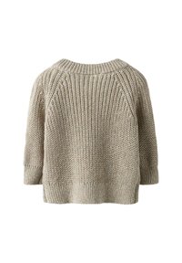 Beige Strickpullover mit lockerer Passform, rippigem runden Halsausschnitt, Dreiviertelärmeln und einem strukturierten Muster im gesamten Design.