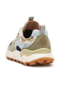 Vícebarevná teniska s modrou, béžovou a olivovou semišovou kůží; texturovaná podrážka; polstrovaný límec; s šedou štítkem a vzorovanými akcenty na patě.