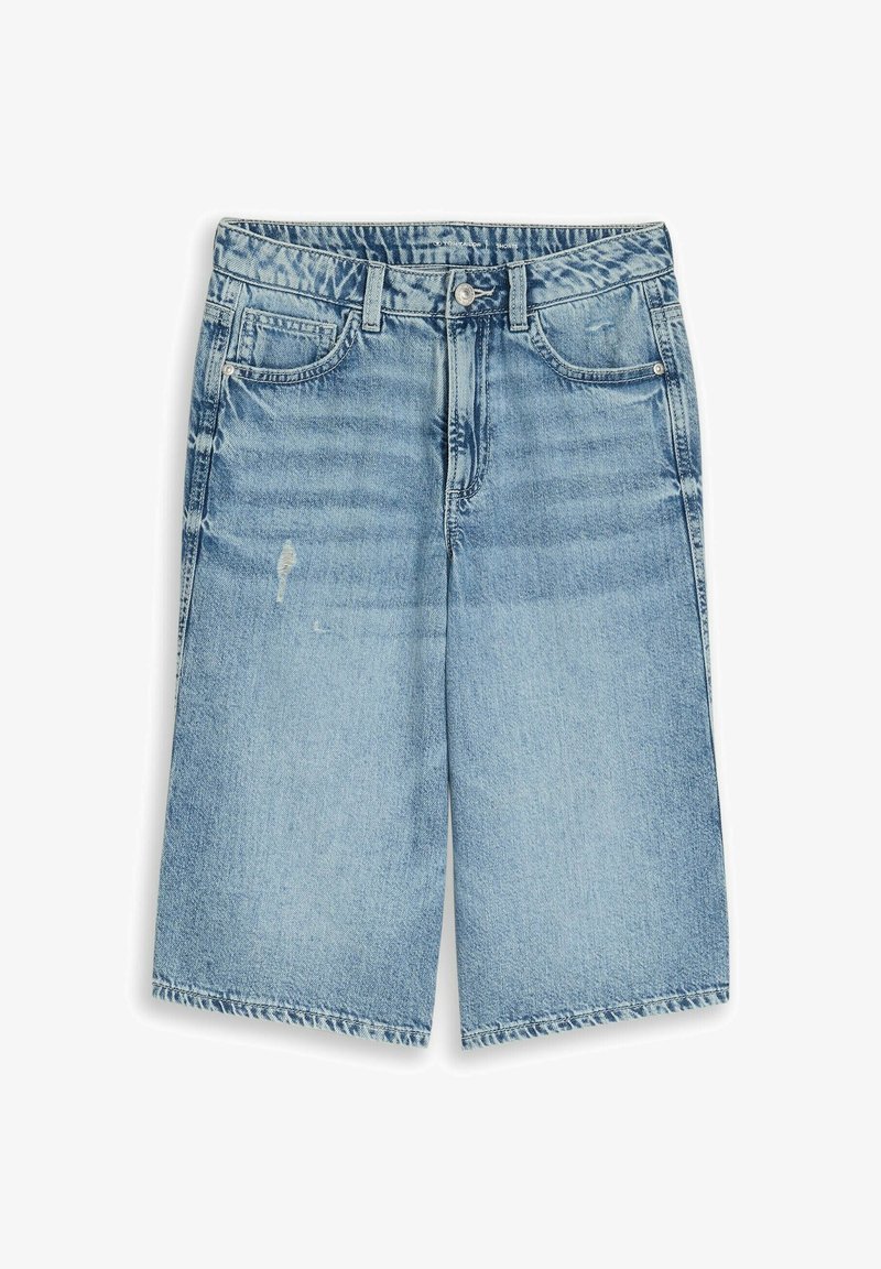 Short en jean bleu clair avec légère usure, bouton et fermeture éclair à l’avant, passants de ceinture et design à cinq poches.