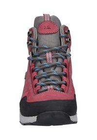 Červená a šedá turistická bota s texturovaným svrškem, kontrastními modrými tkaničkami, kovovými očky, zesílenou špičkou a vzorovanými akcenty na jazyku.