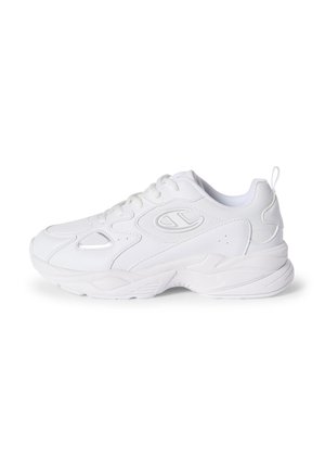 Biały sportowy sneaker z grubą podeszwą, sznurowany z przodu, z wyściełanym kołnierzem i haftowanym logo marki z boku.