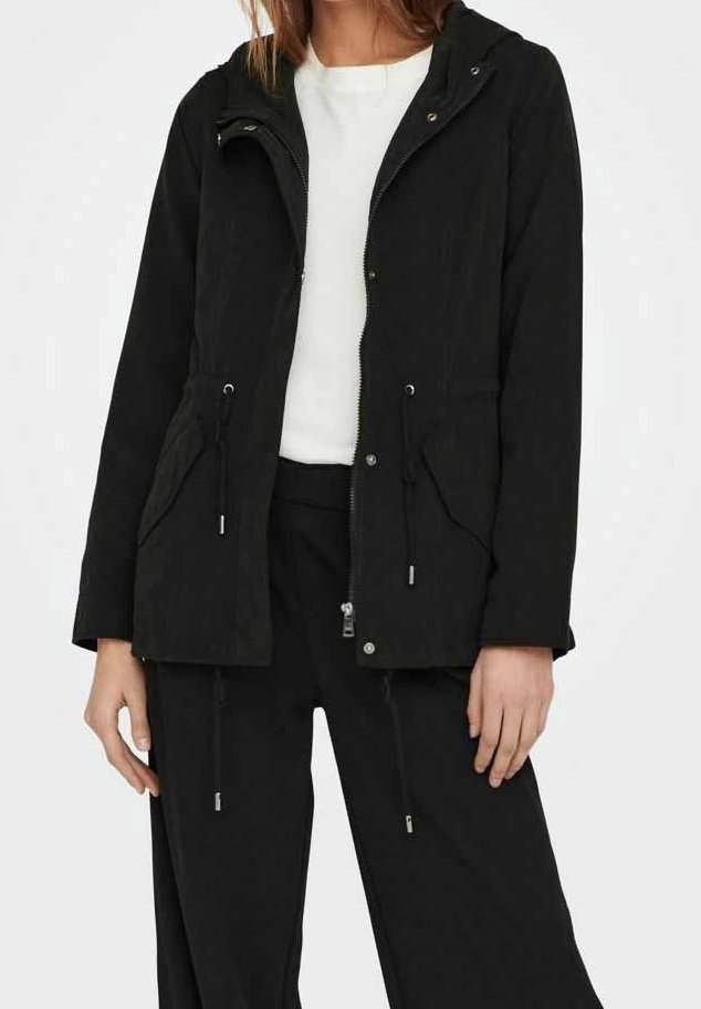 Černá lehká bunda se zipem vpředu, kapucí a stahovacími šňůrkami v pase. Obsahuje přední kapsy a akcenty ve stříbrném tónu.