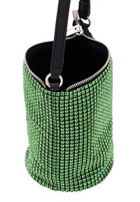 Zöld rhinestone vödör táska fekete belsővel, cipzáros záródással és fekete pánttal. A külső felület fényes, textúrált.