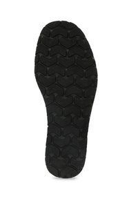 Semelle de chaussure en caoutchouc noir avec un motif texturé ondulé présentant des formes en zigzag et hexagonales pour une meilleure adhérence et traction.