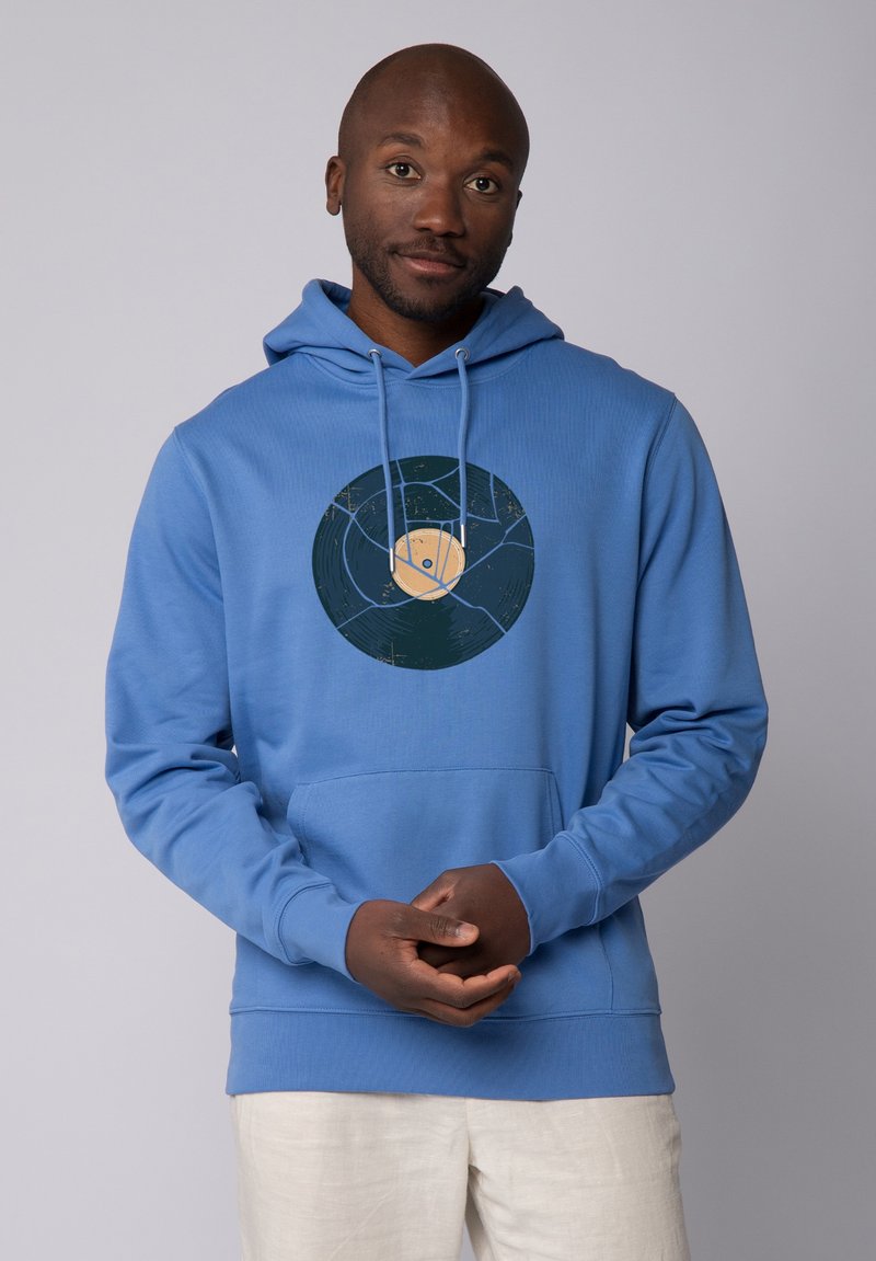 Blauwe hoodie van zacht materiaal met een cirkelvormige graphic van een vinylplaat met een gele midden, aangevuld met een voork pocket.