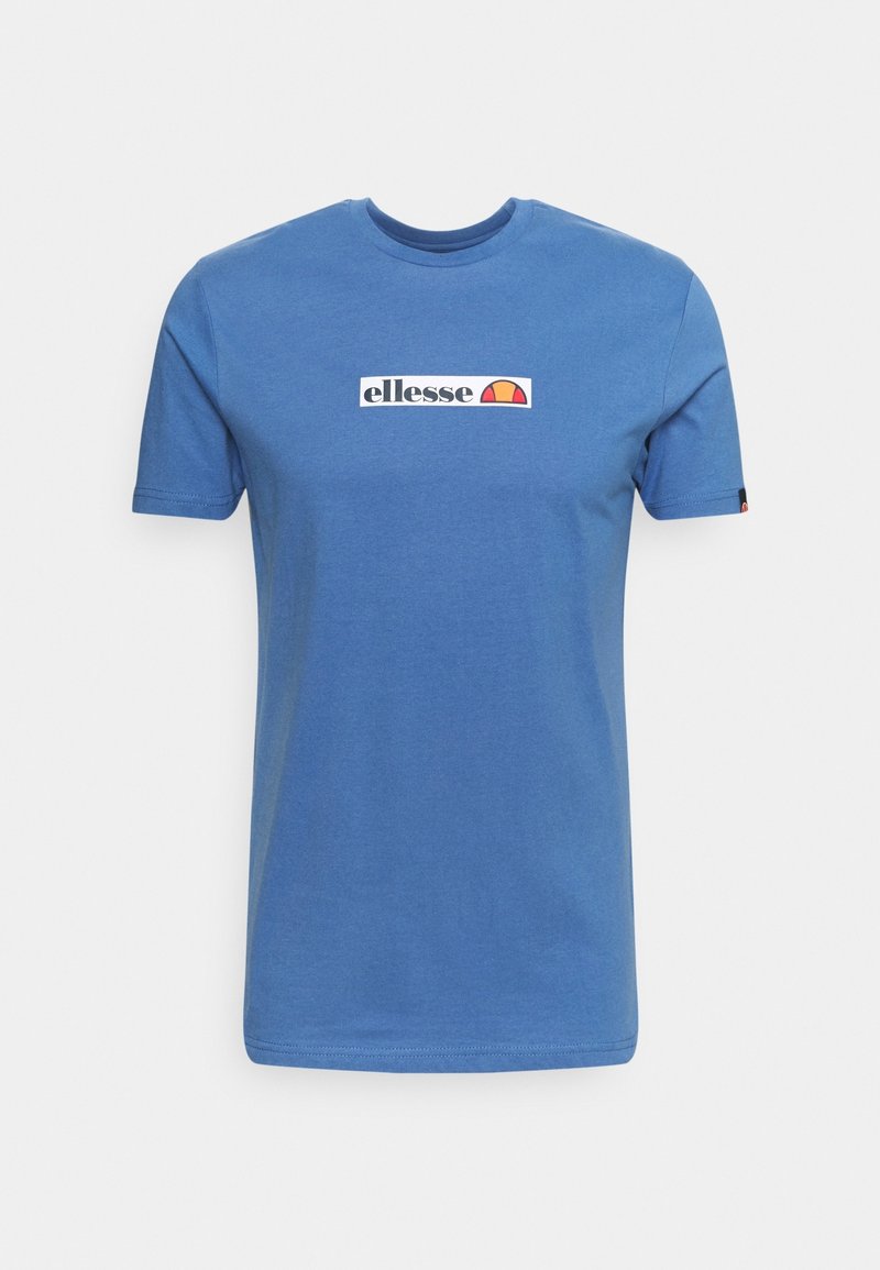 T-shirt bleu à manches courtes et col rond avec le logo « ellesse » et un demi-cercle orange-rouge centré sur la poitrine.