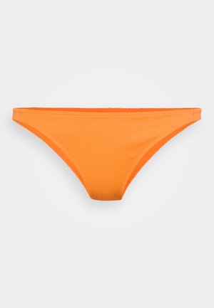 Oranje bikini-bottom gemaakt van ribbelstof. Heeft dunne zijkanten en een gladde textuur, met contrasterende stiksels langs de randen.