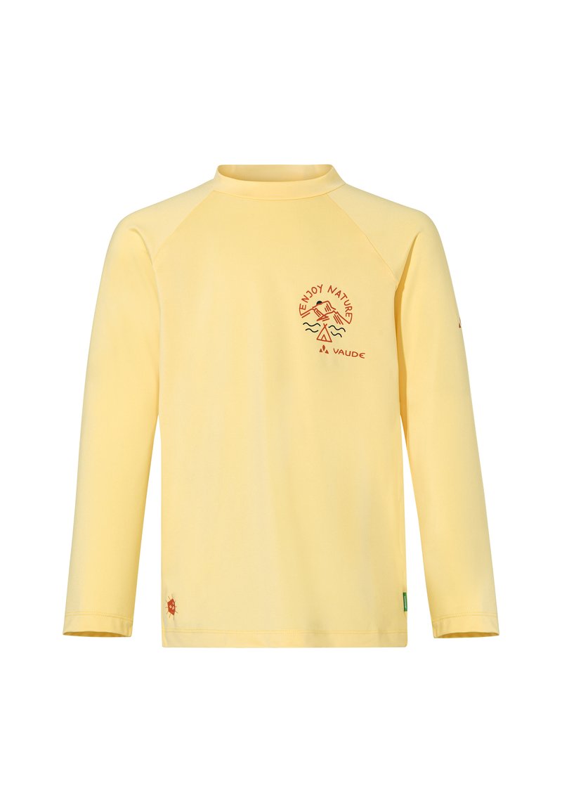 Rash guard giallo a maniche lunghe con colletto alto, caratterizzato da una grafica rossa "Enjoy Nature" e un piccolo logo accentato sull'orlo.