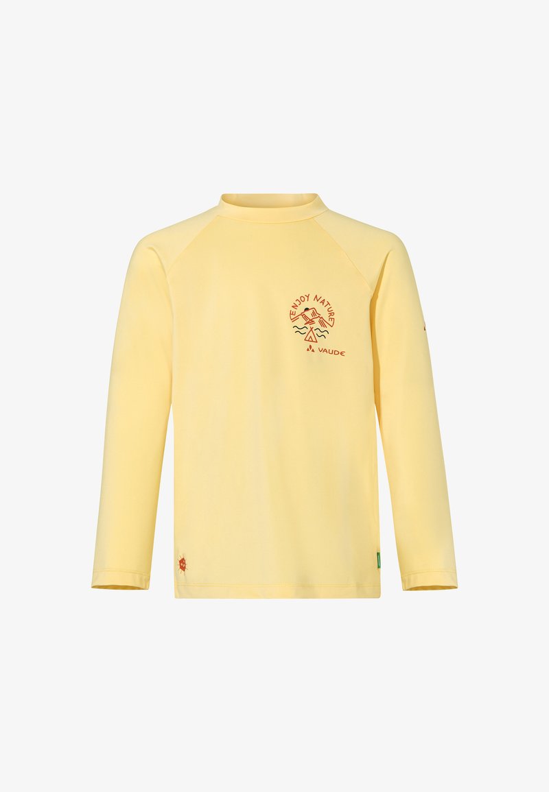 Rash guard giallo a maniche lunghe con colletto alto, caratterizzato da una grafica rossa "Enjoy Nature" e un piccolo logo accentato sull'orlo.