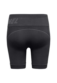 Czarne prążkowane krótkie spodenki sportowe z szerokim pasem i subtelnym napisem marki z tyłu, zaprojektowane dla dopasowania i elastyczności.