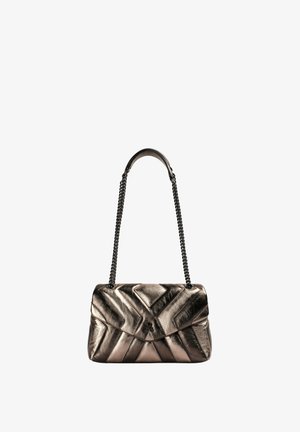 Bolso de mano metálico color rosa dorado con diseño acolchado y patrón de espiga; cuenta con una correa de cadena negra y herrajes decorativos en la parte frontal.