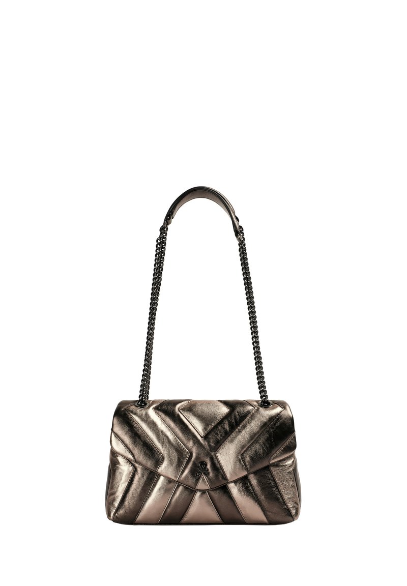 Bolso de mano metálico color rosa dorado con diseño acolchado y patrón de espiga; cuenta con una correa de cadena negra y herrajes decorativos en la parte frontal.