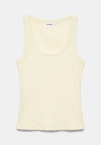 Débardeur côtelé couleur crème avec larges bretelles et encolure ronde, étiquette de la marque Pull&Bear à l’intérieur du col.