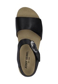 Schwarze Leder-Sandale mit breitem Riemen und verstellbarem silbernen Schnallenverschluss. Beiger Innensohle mit Branding, offenes Zehendesign. Glatte Textur, lässiger Stil.