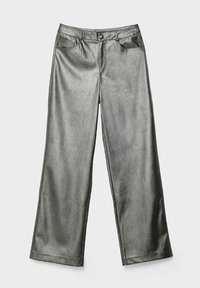 Pantalons larges gris métallisé avec une texture lisse, cinq poches et fermeture à bouton. Comprend une taille haute et une coupe droite.