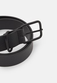 Curea din piele neagră cu un finisaj texturat, având o cataramă din metal negru mat și un design cu două limbii pentru o ajustare sigură.