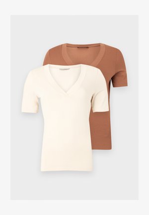 Deux chemises à manches courtes en col en V, une crème à l'avant et une marron derrière, exposées sur un fond gris clair.