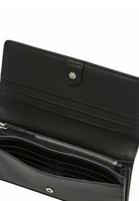 Czarny skórzany portfel z zatrzaskiem, wieloma miejscami na karty, zamykaną na zamek kieszonką i gładką fakturą. Układ wnętrza zaprezentowany.