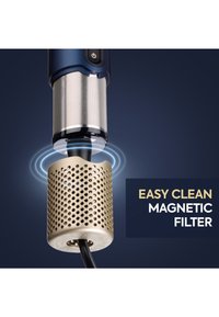 Magnetischer Metallfilter, der sich von einem Gerät abnimmt und die einfache Reinigungsfunktion mit sichtbarem Netzschalter auf dunkelblauem Hintergrund zeigt.