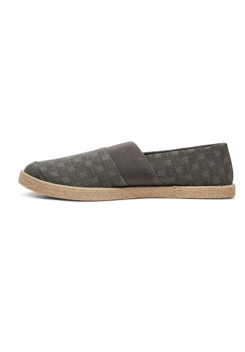 Sive platnene slip-on čevlje z elastiko, vzorčastim zgornjim delom in pletenim jutovim podplatom, s zaobljenim nosom in ravnim peto.