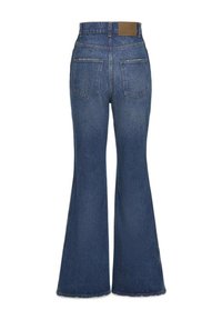 Tmavomodré denimové rozšírené džínsy s viditeľným stehom, dvoma zadnými vreckami a béžovým koženým štítkom na opasku.