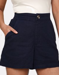 Marineblaue Shorts aus einem glatten Stoff, mit hoher Taille, einer vorderen Knopfverschluss und seitlichen Taschen.