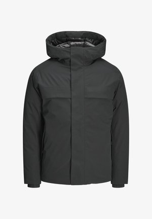 Sort vandtæt jakke med høj krave, lynlåslukning og to brystlommer, der har en glat tekstur og minimalistisk design.