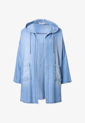 Giacca di jeans blu chiaro con cappuccio e bordo frangiato, due tasche frontali e vestibilità comoda. Presenta stringhe di regolazione sul cappuccio.