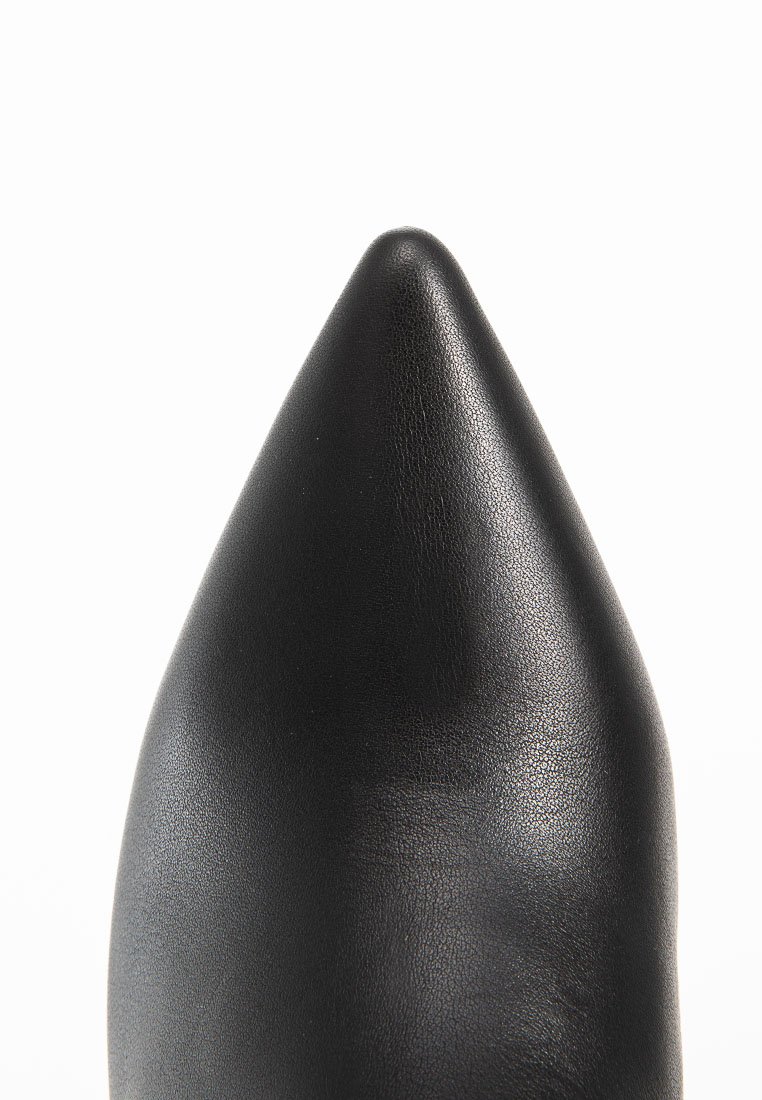 Scarpa nera in pelle con punta affusolata e superficie liscia, caratterizzata da una silhouette slanciata e priva di hardware o decorazioni visibili.