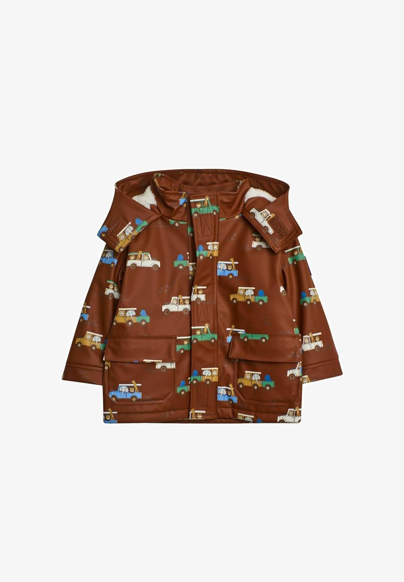 Brun vandtæt regnjakke med et legesygt lastbilmønster i gult, grønt og blåt. Den har en pelsforet hætte og store forlommer.