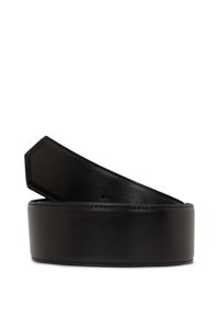 Ceinture en cuir noir avec une texture lisse, présentant une extrémité effilée, des détails de couture le long du bord et un design minimaliste.