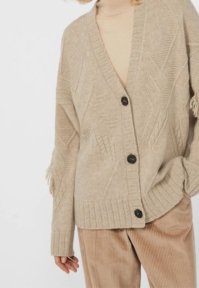 Cardigan lavorato a maglia beige con scollatura a V, dotato di chiusura con bottoni, motivi geometrici e dettagli di frange sulle maniche.