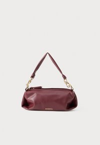 Sac à main en cuir bourgogne de forme arrondie, avec fermeture à glissière et accents en chaîne dorée. Présente le logo "GIOSEPPO" à l'avant.
