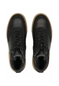 Sneaker alte nere in materiale sintetico testurizzato, con suola in gomma a contrasto, collo imbottito e chiusura con lacci. Gli accenti includono cerniere.